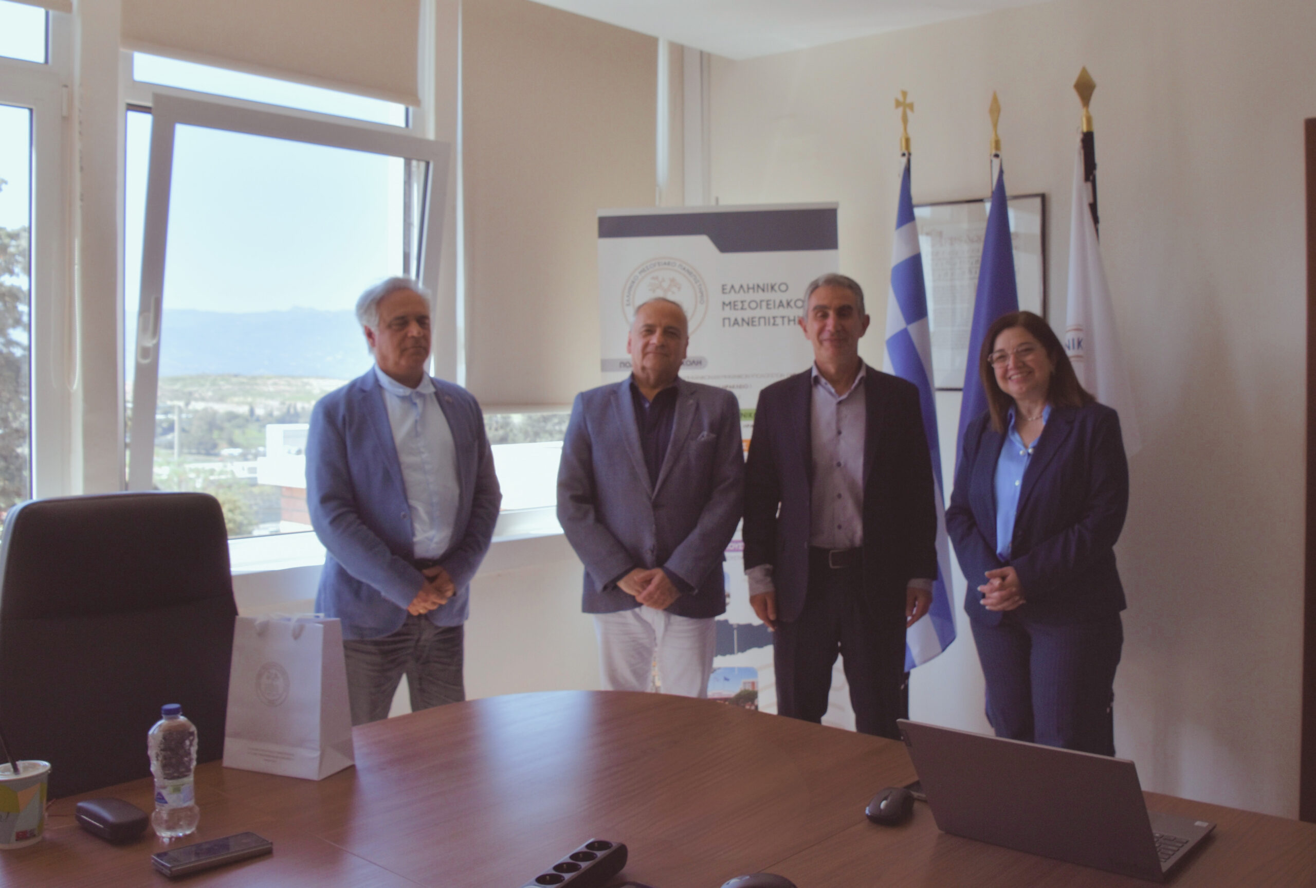 Ο Περιφερειακός Διευθυντής Εκπαίδευσης Κρήτης Εμμανουήλ Καρτσωνάκης με τον Πρύτανη του ΕΛΜΕΠΑ Νίκο Κατσαράκη στην Πρυτανεία.