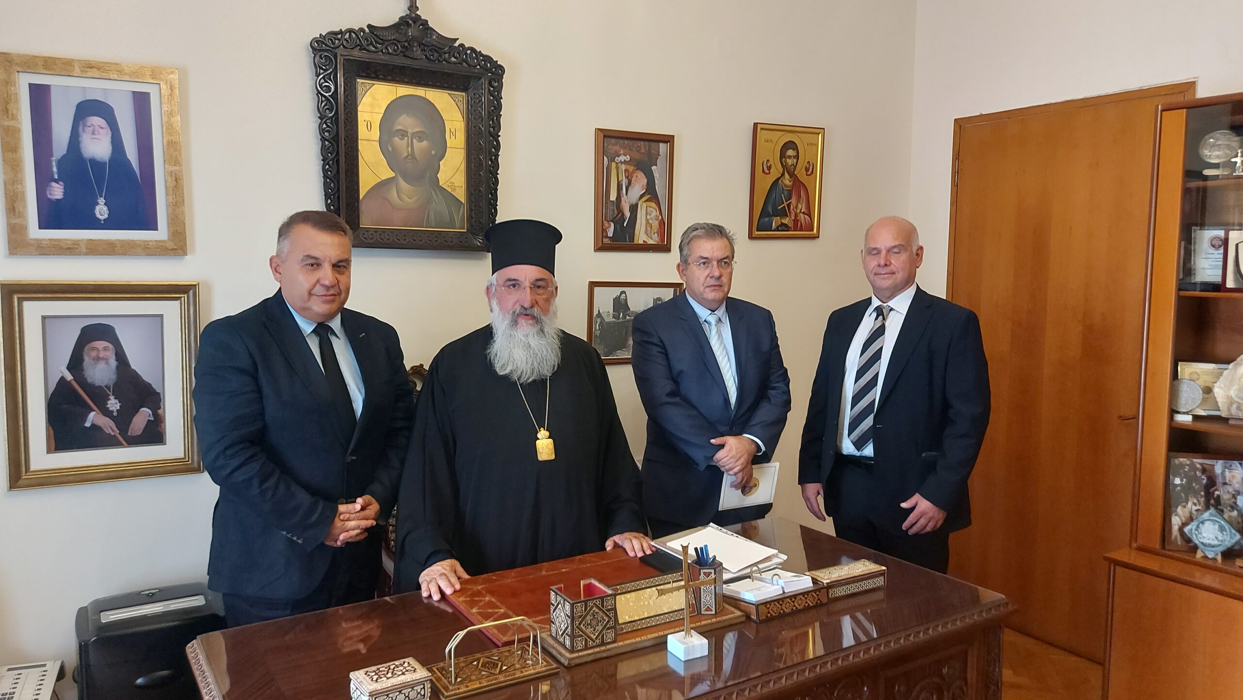 Σε θερμό και εγκάρδιο κλίμα πραγματοποιήθηκε η υποδοχή της Πρυτανικής Αρχής του Ελληνικού Μεσογειακού Πανεπιστημίου (ΕΛΜΕΠΑ) από τον Σεβασμιώτατο Αρχιεπίσκοπο Κρήτης κ.κ. Ευγένιο. Σε θερμό και εγκάρδιο κλίμα πραγματοποιήθηκε η υποδοχή της Πρυτανικής Αρχής του Ελληνικού Μεσογειακού Πανεπιστημίου (ΕΛΜΕΠΑ) από τον Σεβασμιώτατο Αρχιεπίσκοπο Κρήτης κ.κ. Ευγένιο.