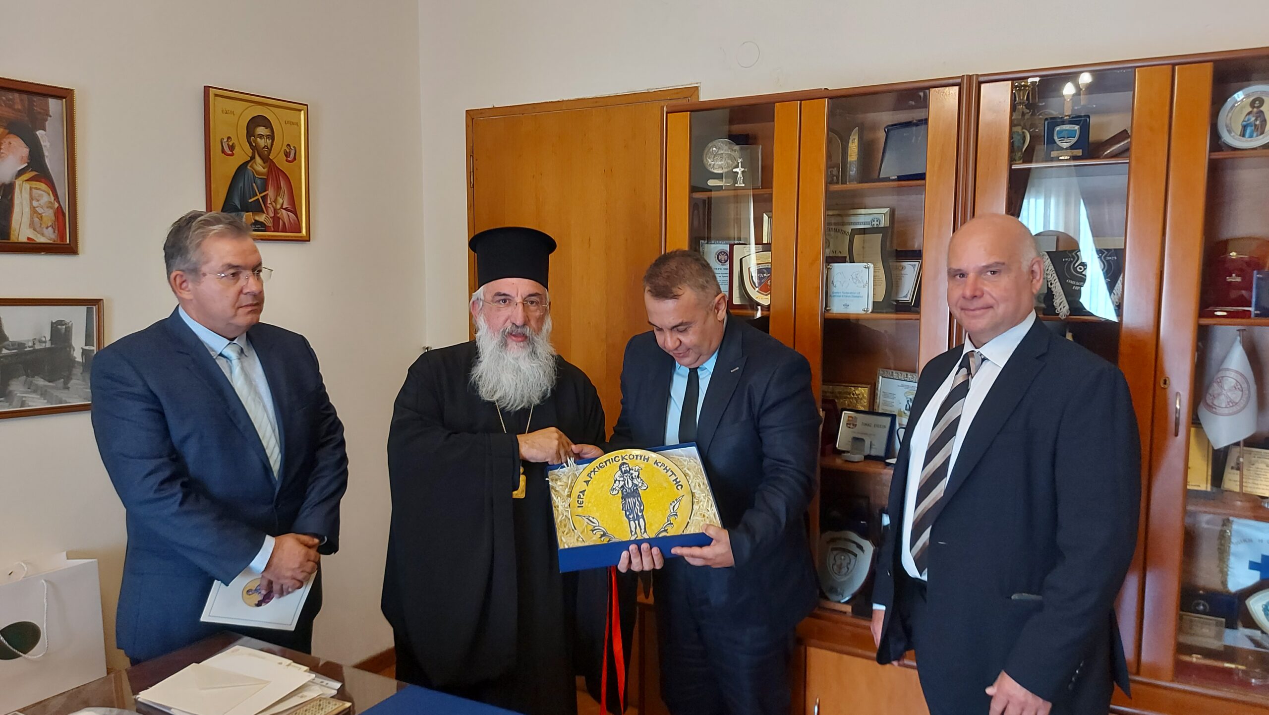 Με ιδιαίτερη θέρμη υποδέχθηκε ο Σεβασμιώτατος Αρχιεπίσκοπος Κρήτης κ.κ. Ευγένιος την Πρυτανική Αρχή του Ελληνικού Μεσογειακού Πανεπιστημίου (ΕΛΜΕΠΑ). Στη φωτογραφία, με τον Πρύτανη, Καθηγητή Νεκτάριο Παπαδογιάννη, και τους Αντιπρυτάνεις Καθηγητές Παναγιώτη Νεκτάριο και Στυλιανό Παπαδάκη. Με ιδιαίτερη θέρμη υποδέχθηκε ο Σεβασμιώτατος Αρχιεπίσκοπος Κρήτης κ.κ. Ευγένιος την Πρυτανική Αρχή του Ελληνικού Μεσογειακού Πανεπιστημίου (ΕΛΜΕΠΑ). Στη φωτογραφία, με τον Πρύτανη, Καθηγητή Νεκτάριο Παπαδογιάννη, και τους Αντιπρυτάνεις Καθηγητές Στυλιανό Παπαδάκη και Παναγιώτη Νεκτάριο.