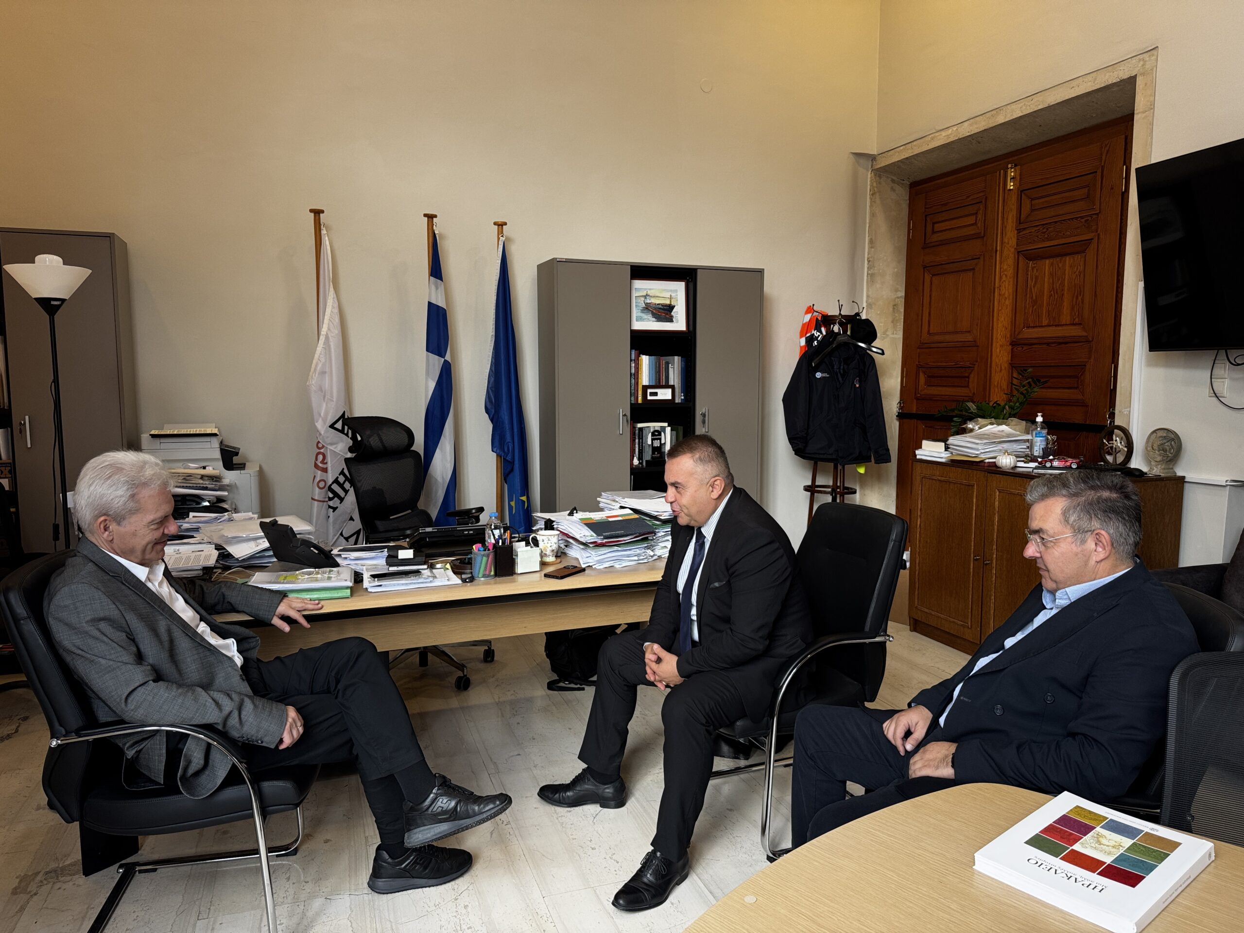 Ο Πρύτανης του ΕΛΜΕΠΑ Νεκτάριος Παπαδογιάννης σε συνάντηση με τον Δήμαρχο Ηρακλείου Αλέξη Καλοκαιρινό στη Λότζια